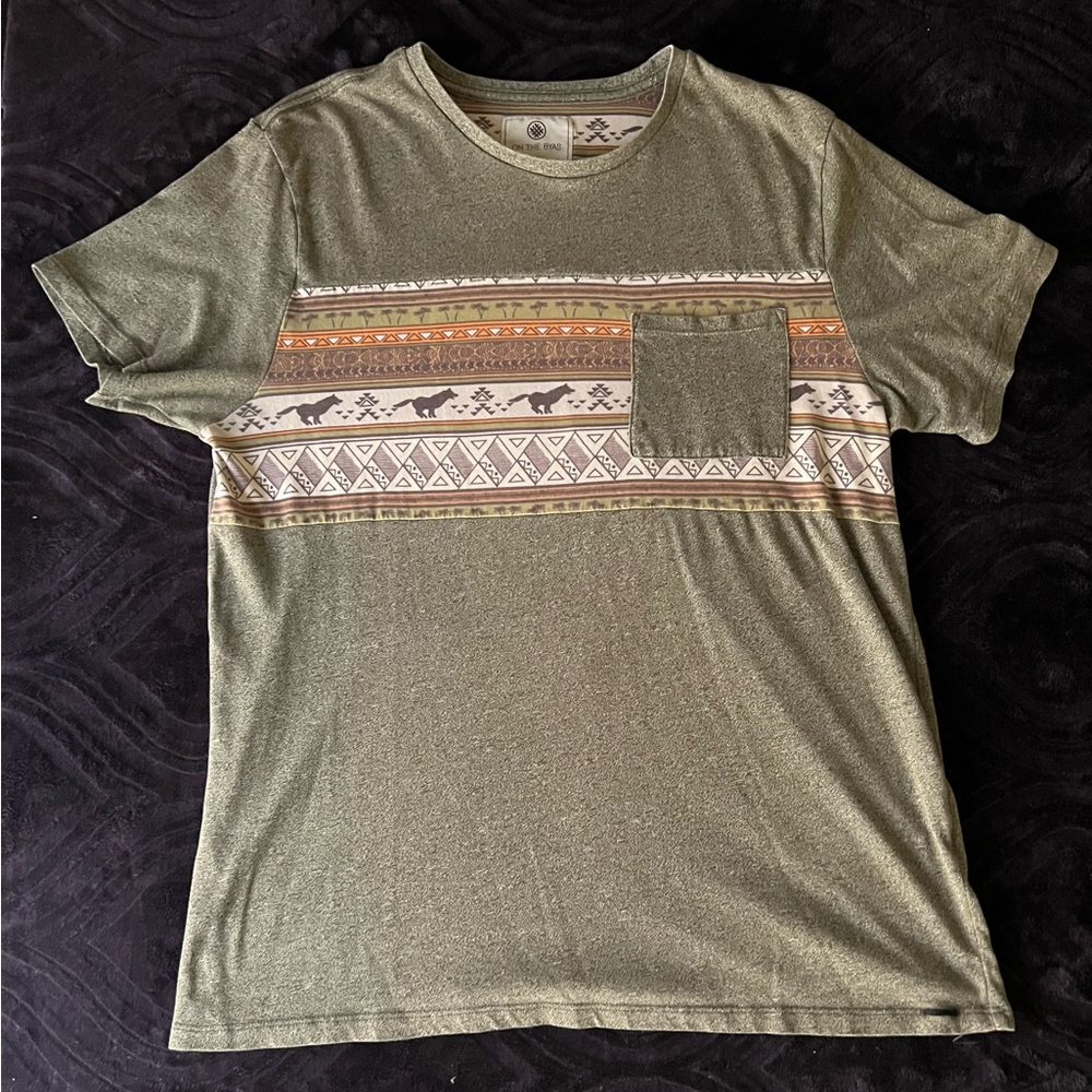 MENS LARGE “ON THE BYAS” GREEN SHORT SLEEVE T-SHIRT